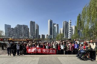 燕達(dá)長(zhǎng)輩踏青出游，共赴一場(chǎng)春的盛宴！